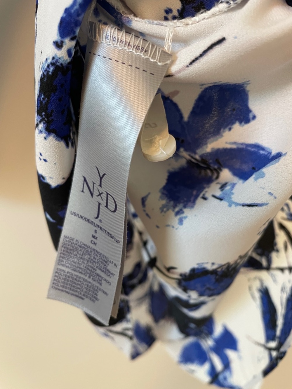 NYDJ Women’s Blue Floral Split-Neck Popover Blouse - Picture 6 of 6